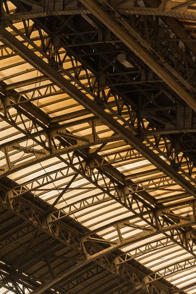 Velha Estação Ferroviária Europeia Com Uma Plataforma Estação Trem Metal — Fotografia de Stock