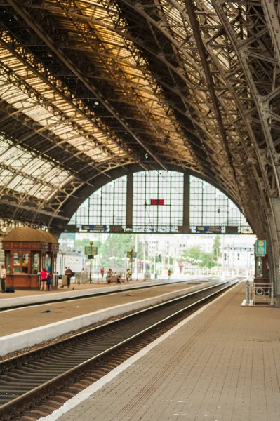 Gammal Europeisk Tågstation Med Plattform Arch Metall Tågstation — Stockfoto