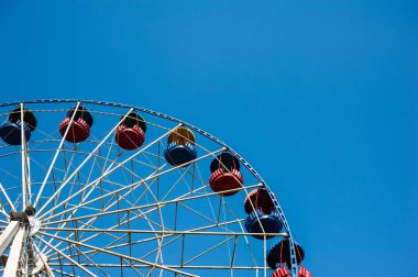 Eğlence parkını gezmek için metal yapı.