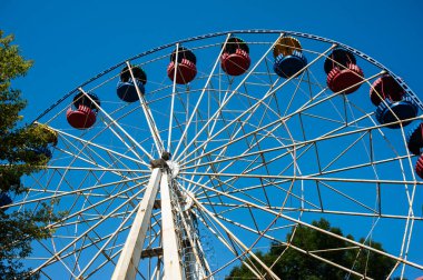 Eğlence parkını gezmek için metal yapı.