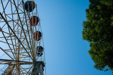 Eğlence parkını gezmek için metal yapı.
