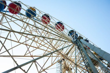 Eğlence parkını gezmek için metal yapı.