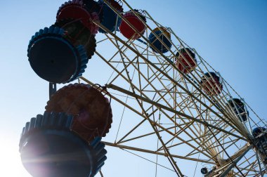 Eğlence parkını gezmek için metal yapı.