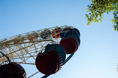 Eğlence parkını gezmek için metal yapı.