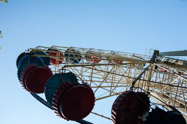 Eğlence parkını gezmek için metal yapı.