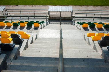 Stadyumdaki seyirciler için boş koltuklar.