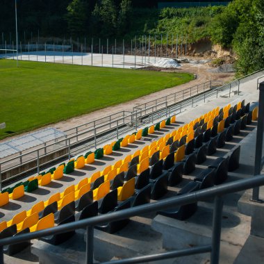 Stadyumdaki seyirciler için boş koltuklar.