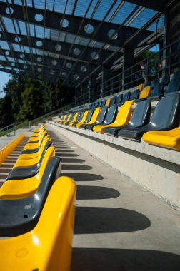Stadyumdaki seyirciler için boş koltuklar.