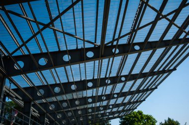 Metal yapı güneş ve yağmurdan korunmak için.