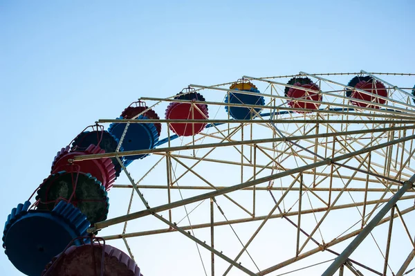 Eğlence parkını gezmek için metal yapı.