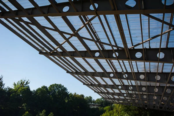 Metal yapı güneş ve yağmurdan korunmak için.