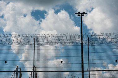 Korunan bölgede dikenli teller var.