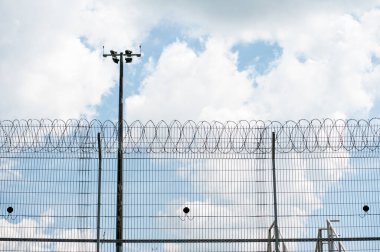 Korunan bölgede dikenli teller var.