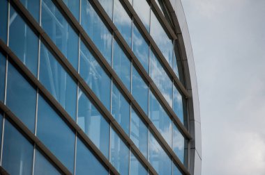 Büyük binaların modern cam cepheleri. Mimari elementler
