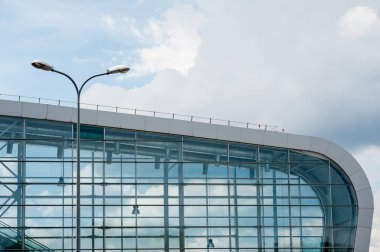 Büyük binaların modern cam cepheleri. Mimari elementler