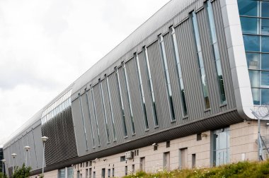 Büyük binaların modern cam cepheleri. Mimari elementler