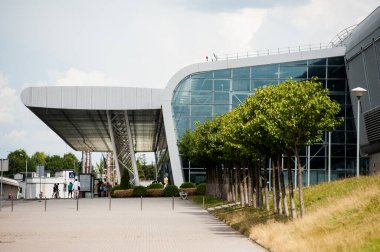 Büyük binaların modern cam cepheleri. Mimari elementler