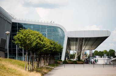 Büyük binaların modern cam cepheleri. Mimari elementler