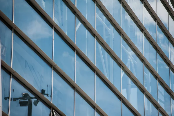 大きな建物の近代的なガラスのファサード 建築要素 — ストック写真