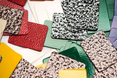 Beyaz arkaplanda farklı renklerde parçalar