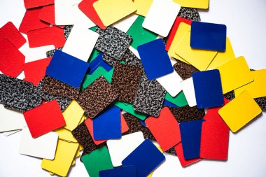 Beyaz arkaplanda farklı renklerde parçalar