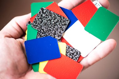 Beyaz arkaplanda farklı renklerde parçalar