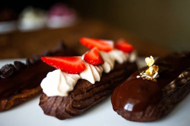 Lokanta menüsü için koyu arkaplan üzerine farklı tatlar eklenmiştir.