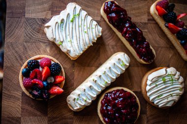 Lokanta menüsü için koyu arkaplan üzerine farklı tatlar eklenmiştir.