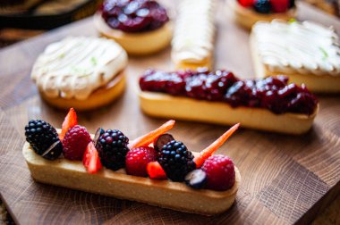 Lokanta menüsü için koyu arkaplan üzerine farklı tatlar eklenmiştir.