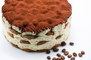 Siyah arka planda nefis tiramisu keki.