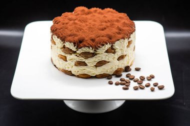 Siyah arka planda nefis tiramisu keki.