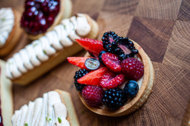 Lokanta menüsü için koyu arkaplan üzerine farklı tatlar eklenmiştir.