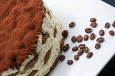 Siyah arka planda nefis tiramisu keki.