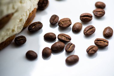 Siyah arka planda nefis tiramisu keki.