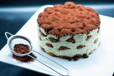 Siyah arka planda nefis tiramisu keki.