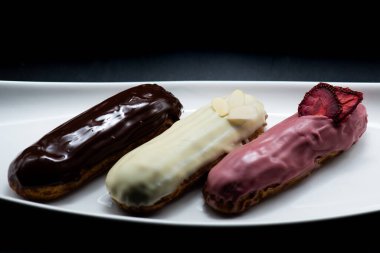 Kutlama için pastacıdan yazarın pastaları.