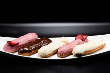 Kutlama için pastacıdan yazarın pastaları.