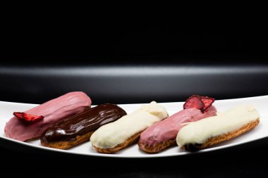 Kutlama için pastacıdan yazarın pastaları.