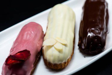 Kutlama için pastacıdan yazarın pastaları.