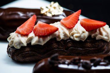 Kutlama için pastacıdan yazarın pastaları.