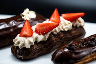 Kutlama için pastacıdan yazarın pastaları.