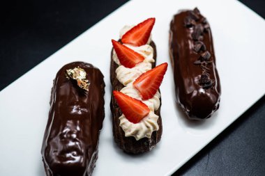 Kutlama için pastacıdan yazarın pastaları.