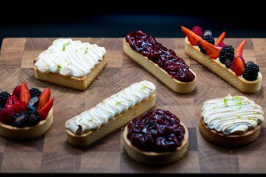 Kutlama için pastacıdan yazarın pastaları.