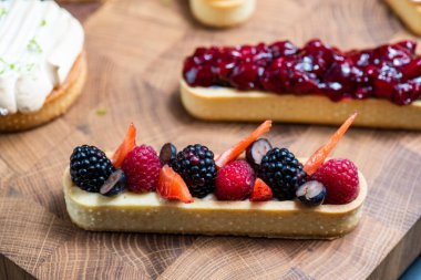 Kutlama için pastacıdan yazarın pastaları.