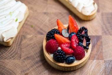 Kutlama için pastacıdan yazarın pastaları.