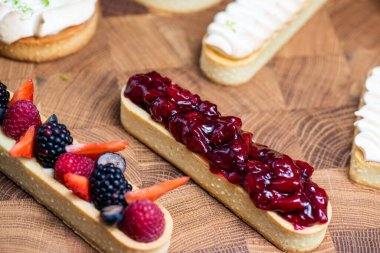 Kutlama için pastacıdan yazarın pastaları.