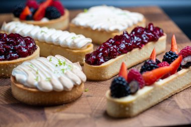 Kutlama için pastacıdan yazarın pastaları.