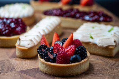Kutlama için pastacıdan yazarın pastaları.