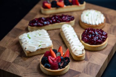 Kutlama için pastacıdan yazarın pastaları.