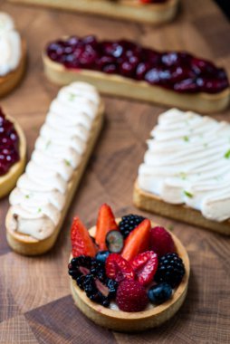 Kutlama için pastacıdan yazarın pastaları.